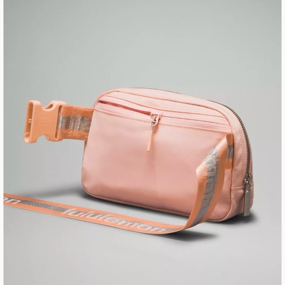 Lululemon Everywhere Belt Bag 1L Pink Mist White Opal Silver Logo NWT Crossbody - Picture 6 of 6